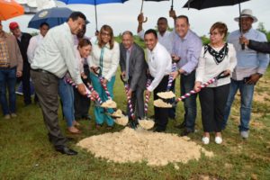 El director del INVI, Mayobanex Escoto, deja iniciados los trabajos de construcción del proyecto INVI- Villa Esperanza Ramón Santana