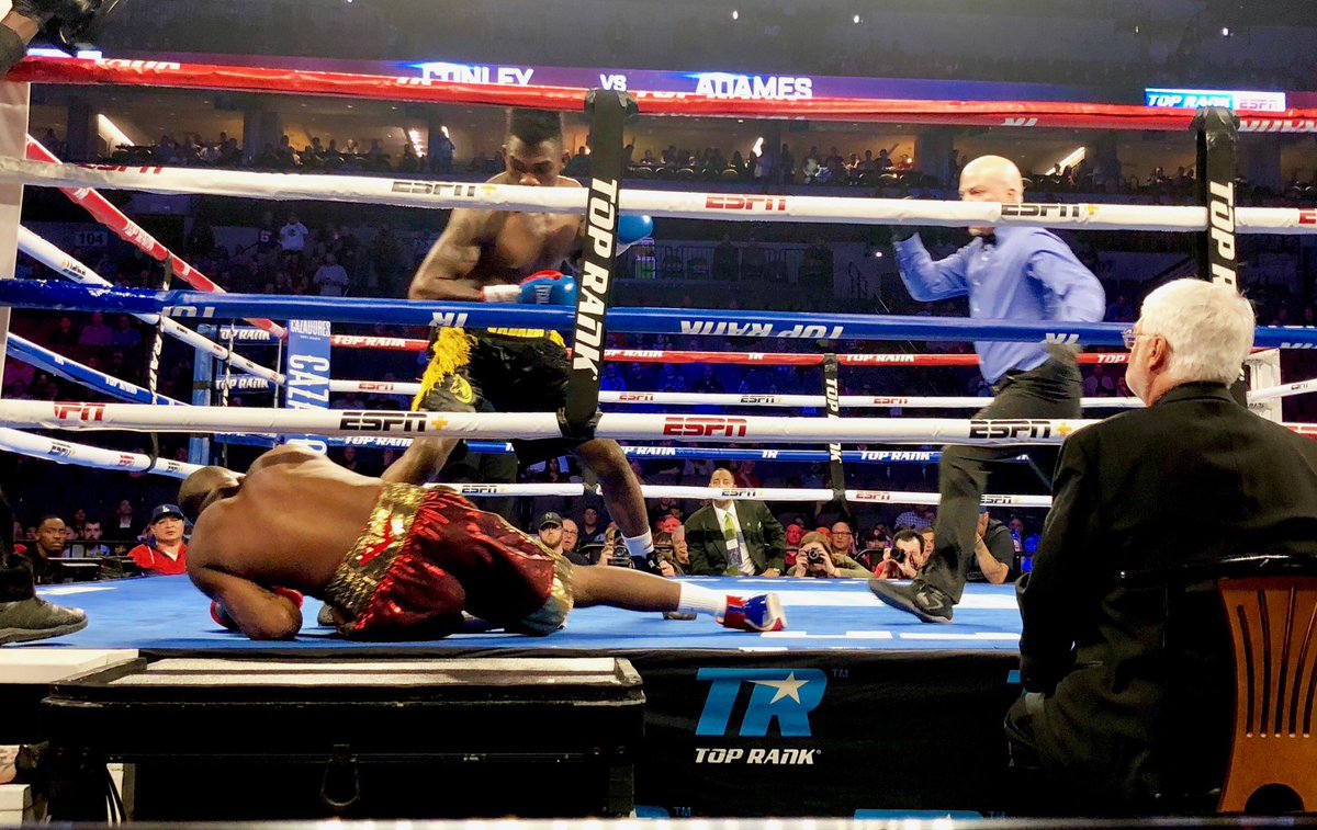 El boxeador dominicano Carlos "El Caballo Bronco" Adames lleva a la lona a Josh Conley.