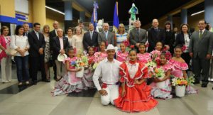 Delegación de embajadores OEA durante visita al Metro y el Teleférico de Santo Domingo