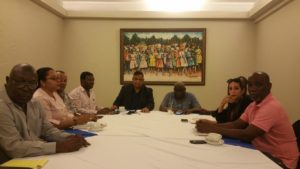 Gustavo Lembert Canó y empresarios de la zona norte de Haití hablan sobre comercio en reunión. Foto Arsenio Cruz.