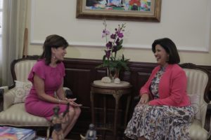 La vicepresidenta Margarita Cedeño (derecha) y la embajadora de los Estados Unidos en el país, Robin Bernstein.