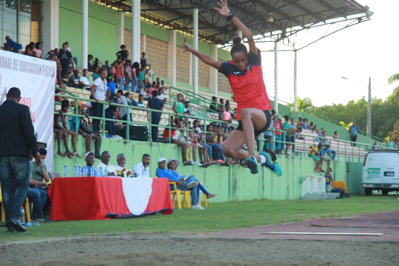 Competencia de salto largo en III Torneo Invitacional de Atletismo 2018