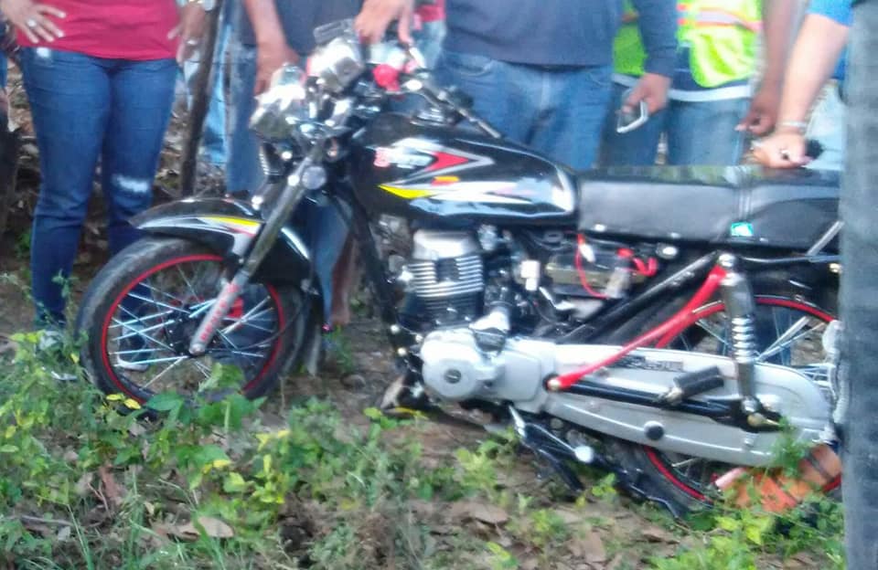 Motocicleta en que viajaban las cuatro personas al ser arrolladas por patana