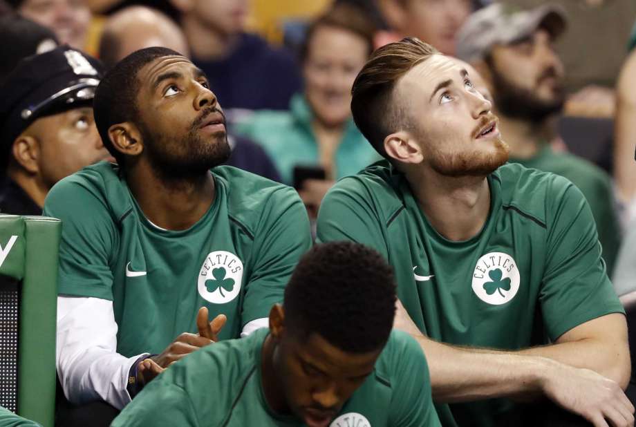 En esta imagen del 9 de octubre de 2017, Kyrie Irving y Gordon Hayward, de los Celtics de Boston, en la banca durante el primer cuarto del juego de pretemporada ante los 76ers de Filadelfia en Boston. (AP Foto/Winslow Townson, Archivo)