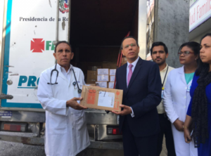 El director de PROMESE/CAL, Antonio Peña Mirabal (derecha), al momento de la entrega de medicamentos al Dr. Antonio Cruz Jiminián.