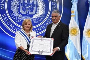El canciller Miguel Vargas condecora a María Cristina Castro, embajadora saliente de Argentina en el país.