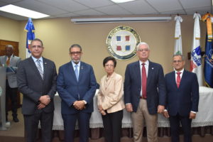 Carlos Ortega, Dr. Modesto Guzmán, Sra. Catalina Mota, Dr. José Espaillat y el Sr. Alejandro Viginieri, tratan sobre congreso de aeronáutica.