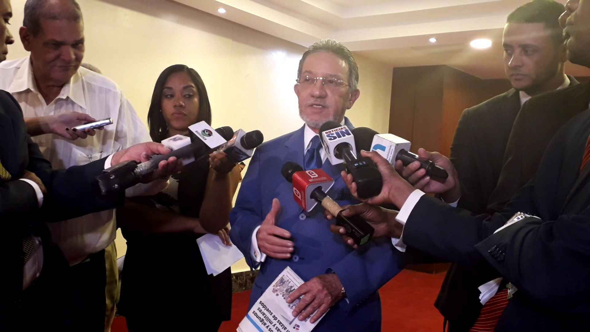 Senador Amable Aristy Castro se queja de los apagones. Foto Genrris Agramonte