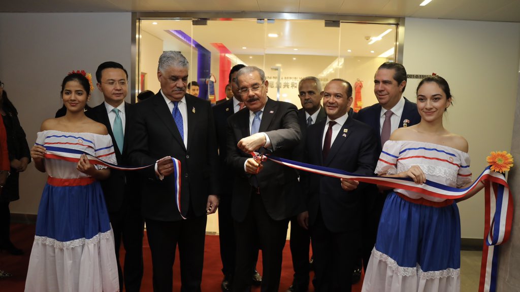 Momento que que queda inaugurada la embajada dominicana en China.