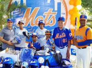 Durante la entrega de utilería a niños Futuras Estrellas por parte de los Mets de NY.