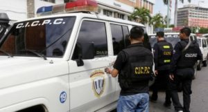 Agentes investigan entrentamiento entre supuestos criminales y policías en Venezuela. Foto cortesía DiarioExtra.