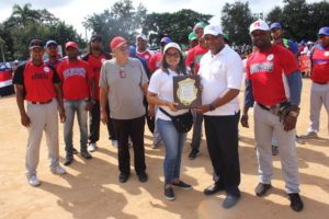 Unión de Ligas de Béisbol de SDO entrega placa de reconocimiento a Félix Féliz