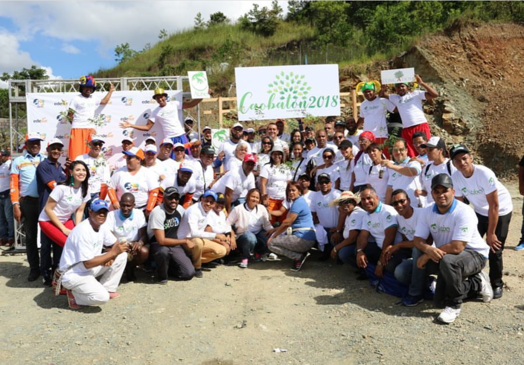 Voluntarios del Centro de Innovacion Atabey y Edesur en el Vertedero de VIlla Altagracia.