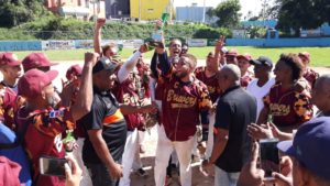 Los Brewers celebran tras ganar el campeonato del XIV Torneo de Sóftbol Chata de la provincia Santo Domingo