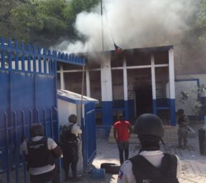 Enfrentamiento se produjo en la Aduana haitiana en Mal Paso, entre agentes aduanales y transportistas.
