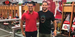 Tommy Pham (derecha) junto al gerente general de los Leones del Escogido, José Gómez.