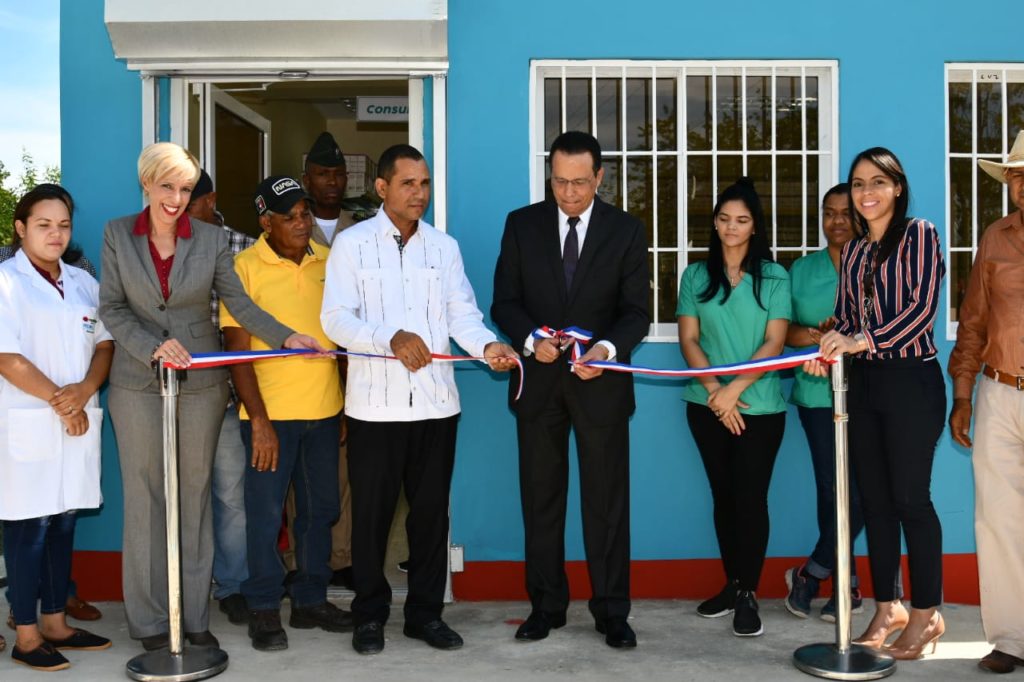 Antonio Peña Mirabal, puso hoy en funcionamiento dos Farmacias del Pueblo en las comunidades de Barraquito y Las Coles, de la provincia Duarte.