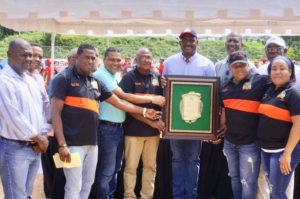 El alcalde de Santo Domingo Este, Alfredo Martínez al recibir un reconocimiento y dedicatoria del torneo de Sóftbol.