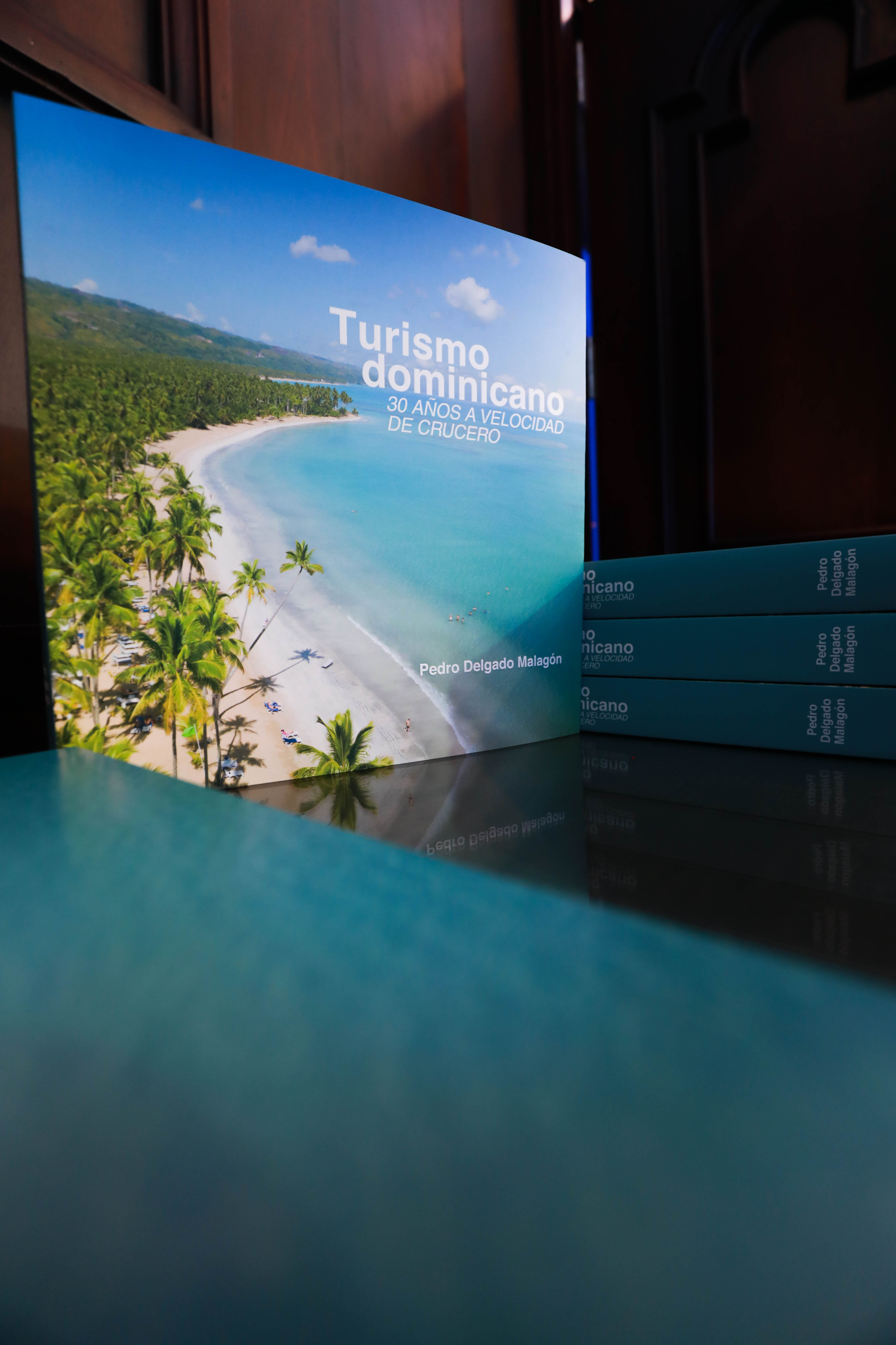 El libro “Turismo dominicano: 30 años a velocidad de crucero” eleva la marca país del turismo nacional.