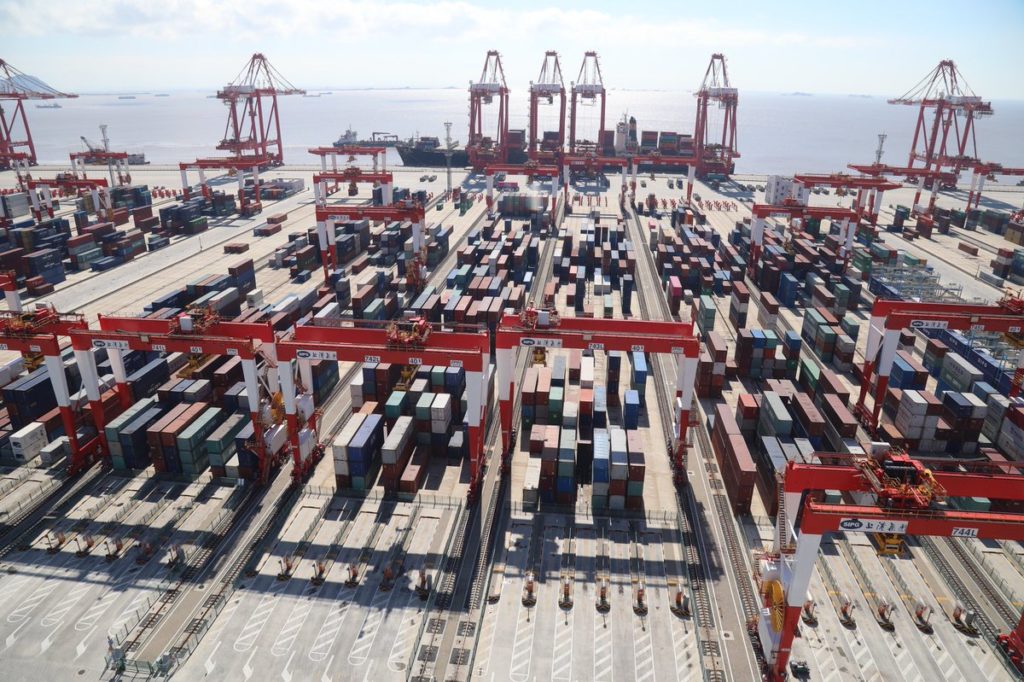 El puerto automatizado de Shanghái, China, el número uno en el mundo.