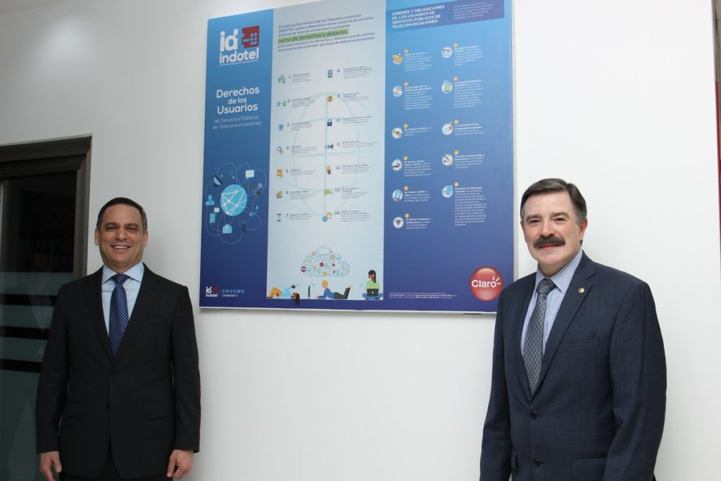 El presidente de INDOTEL, Luis Henry Molina junto al presidente de Claro, Rogelio Viesca.