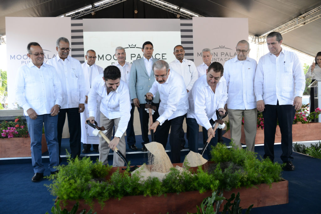 El presidente Danilo Medina durante el primer palazo del Hotel Moon Palace Punta Cana,