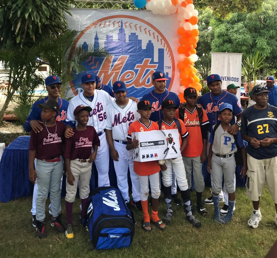 Durante la entrega de utilería a niños Futuras Estrellas por parte de los Mets de NY.