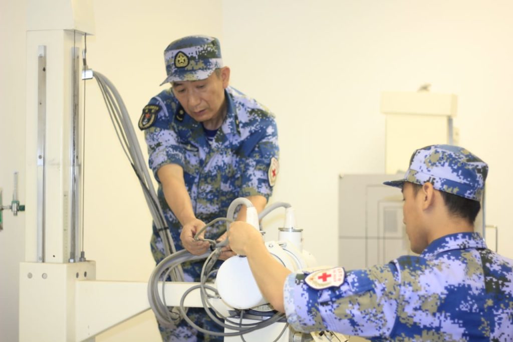 Médicos del buque hospital chino revisan equipos en el Ney Arias Lora