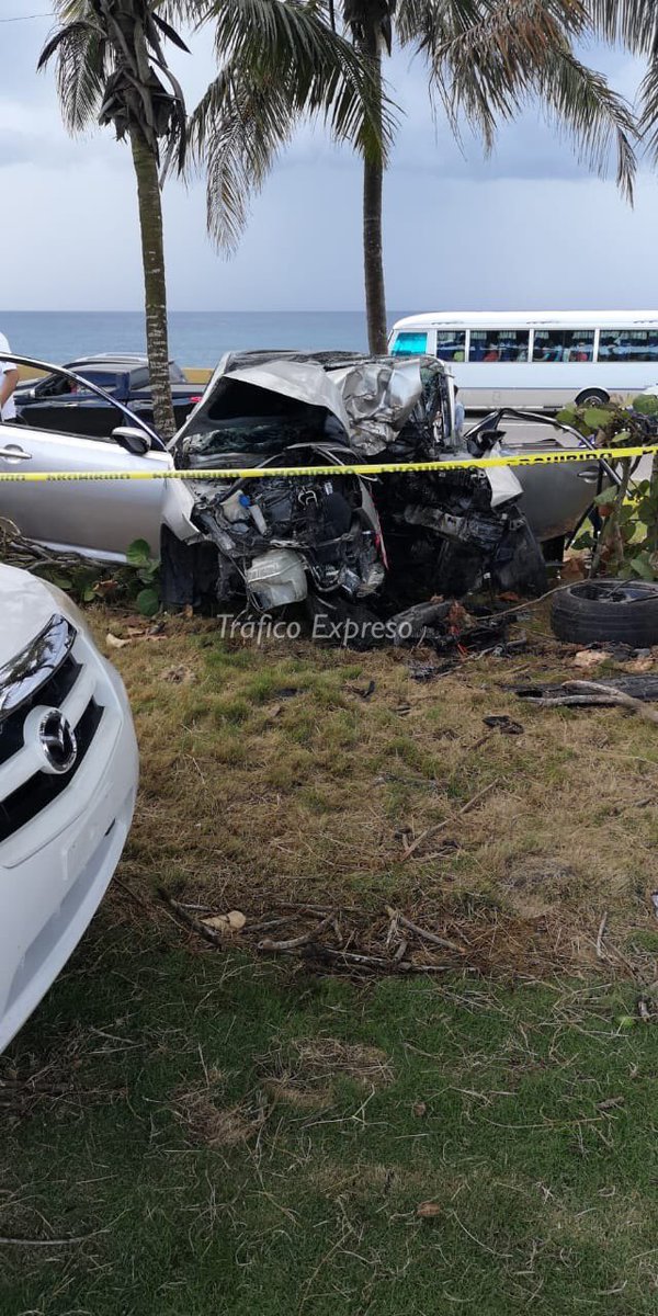 Vehículo en que se accidentó el prospecto Jairo Capellán y otros dos jugadores.