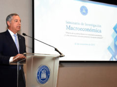 Donald Guerrero Ortiz, ministro de Hacienda, durante las palabras de apertura del Seminario de Investigación Macroeconómica.