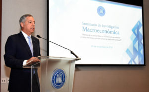Donald Guerrero Ortiz, ministro de Hacienda, durante las palabras de apertura del Seminario de Investigación Macroeconómica.