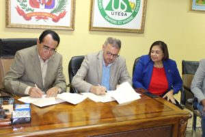 Durante la firma del convenio para que UTESA imparta la licenciatura en Optometría