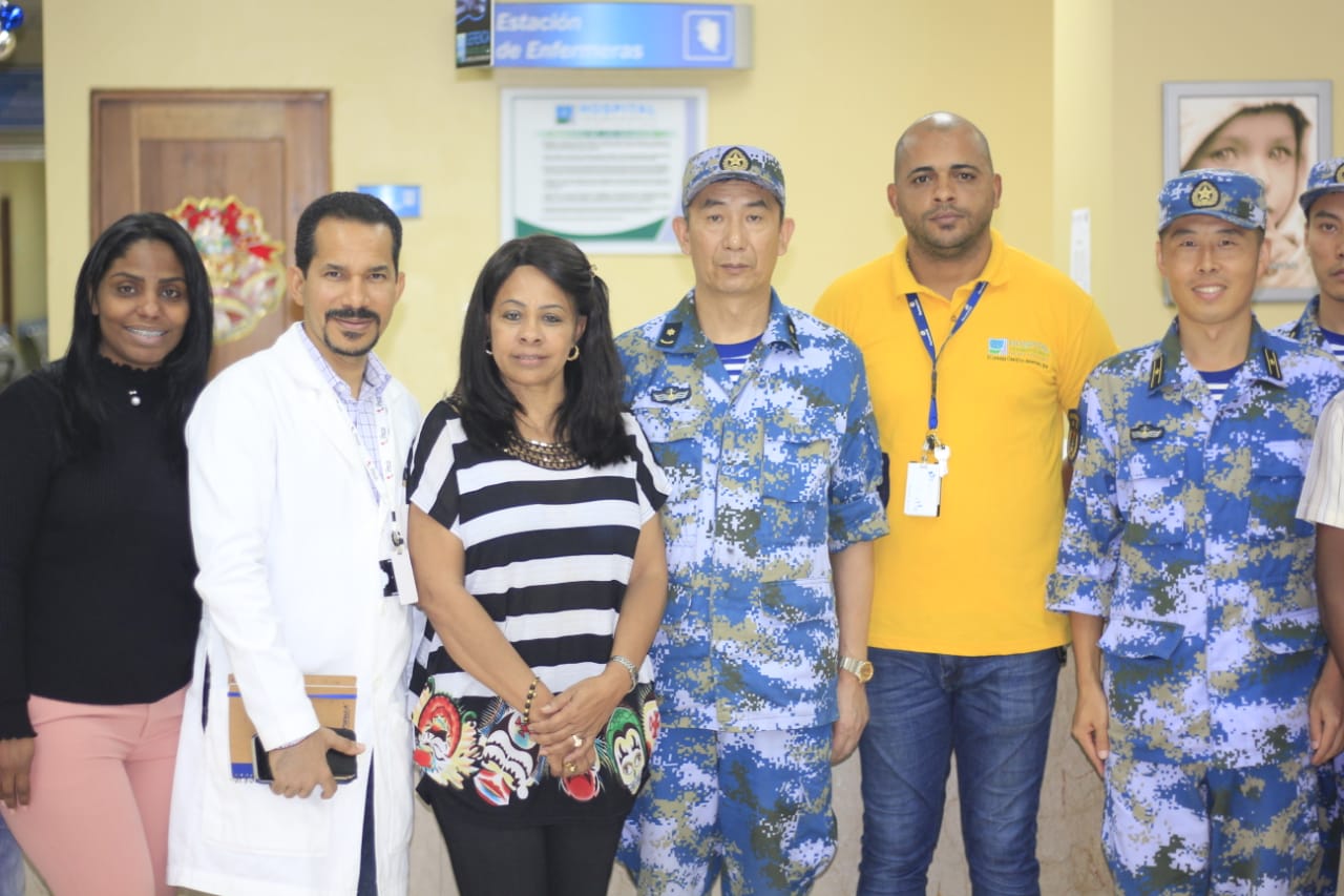 La doctora Ysabel Santana, directora general del Hospital Traumatológico Ney Arias Lora, recibe a la delegación china del Buque Arca de la Paz, junto su equipo médico y administrativo.