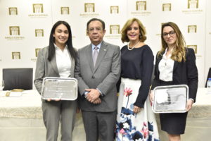 riadne Maridena Checo de los Santos, ganadora del primer lugar, el gobernador, Héctor Valdez Albizu; la vicegobernadora, Clarissa de la Rocha de Torres; y Fadua Carolina Camacho Noyola, ganadora del primer lugar.