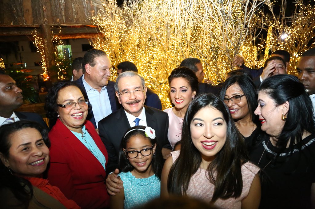 Presidente Danilo Medina encabeza encendido de árbol en Palacio Nacional