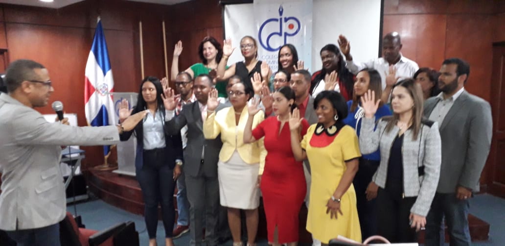 Juramentación de nuevos miembros en el Colegio Dominicano de Periodistas.