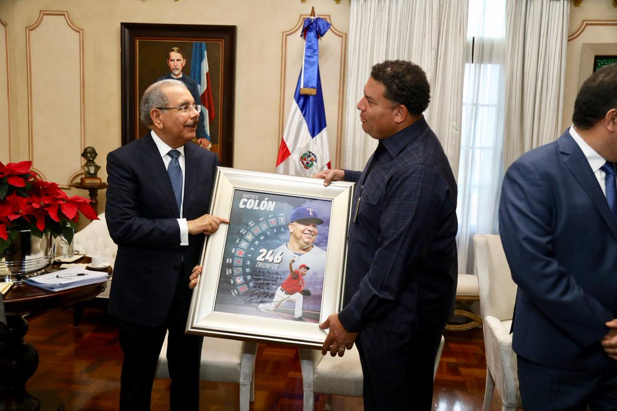 Presidente Medina recibe una placa por parte de Bartolo Colón 