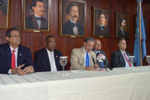 El vicepresidente del Instituto Duartiano y juez del Tribunal Constitucional, Wilson Gómez Ramírez, junto a otros directivos