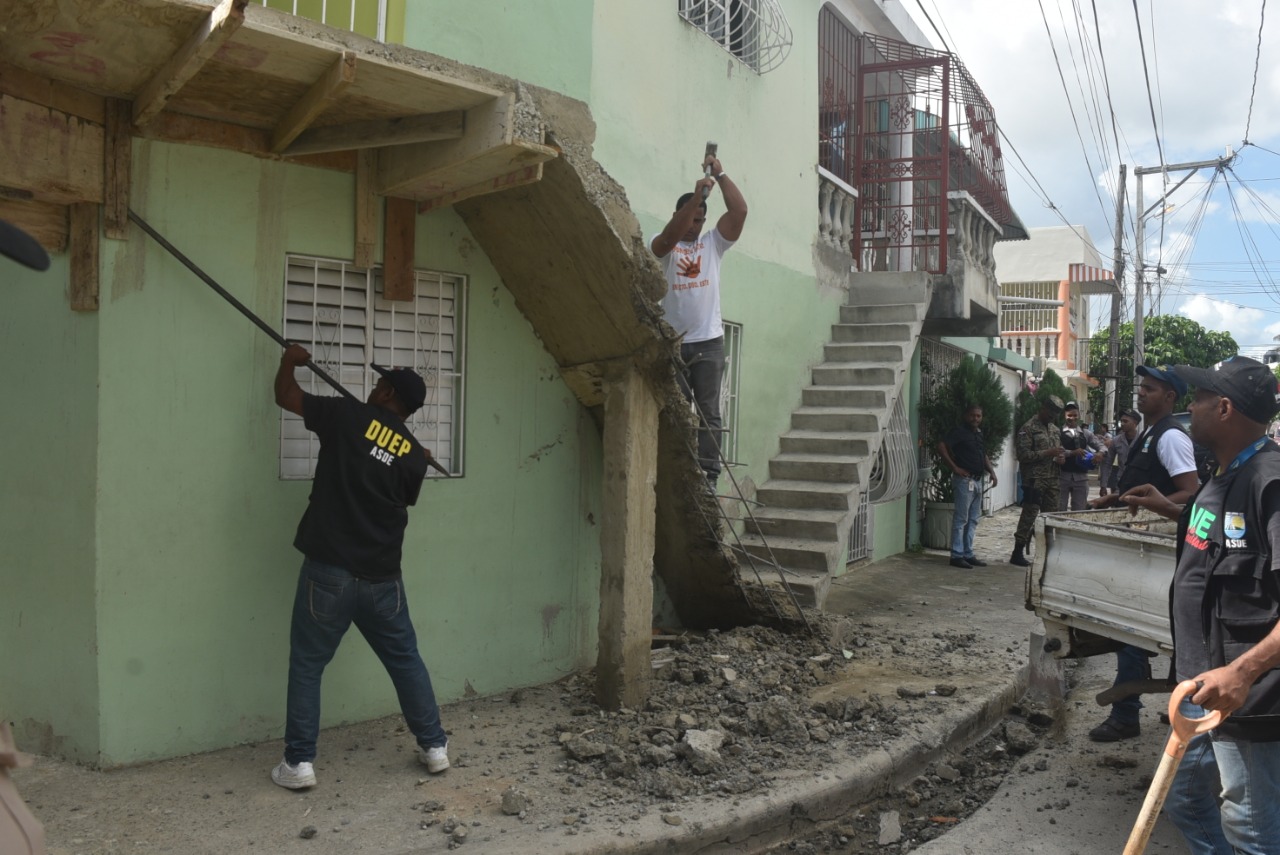 ASDE destruye edificaciones en espacios públicos