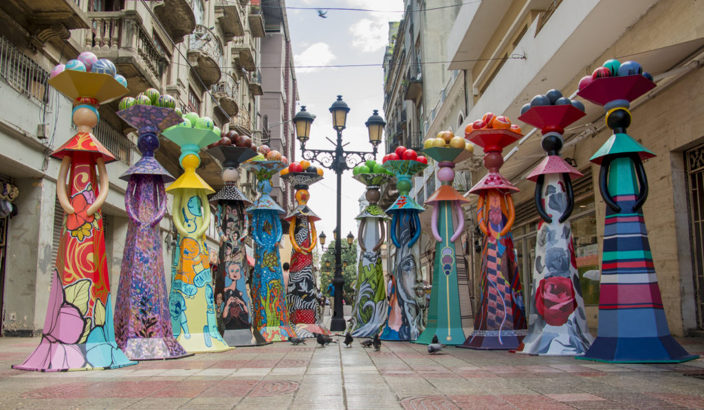 Exposición de muñecas sin rostro en la calle El Conde