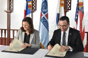 La representante en el país del Cuerpo de Paz de los Estados Unidos, Kristin Kaper y el ministro de Educación, Andrés Navarro.