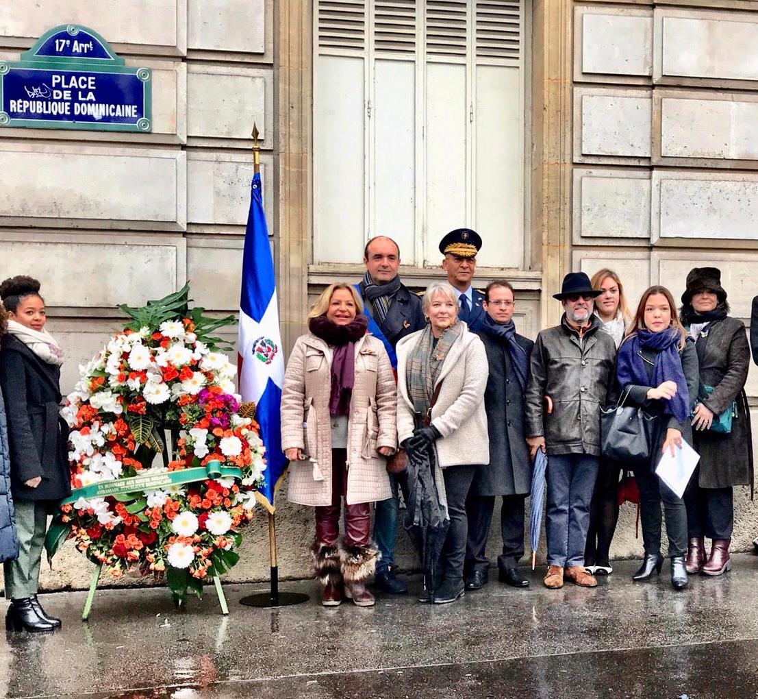La Embajadora Rosa Hernández de Grullón junto al cuerpo diplomático en la Plaza de la República Dominicana