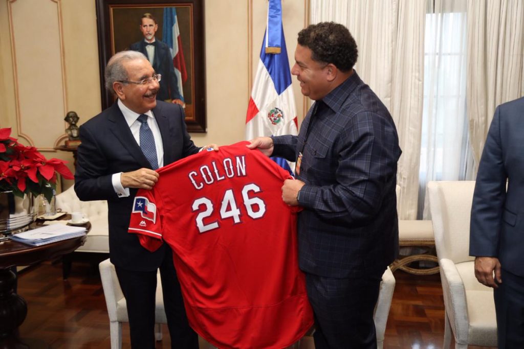 Presidente Medina recibe una camiseta por parte de Bartolo Colón