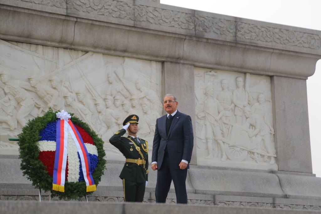 El presidente Danilo Medina durante la ceremonia en el Monumento de los Héroes del Pueblo Chino