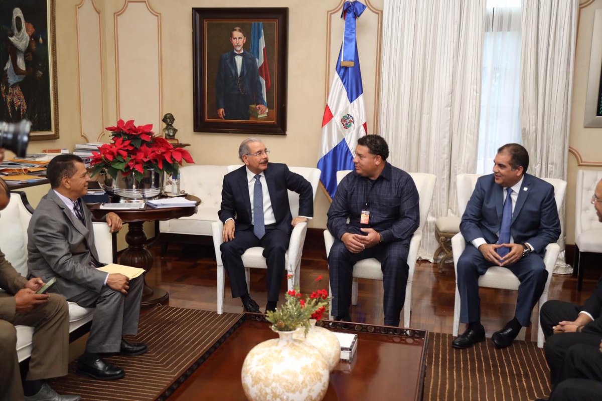 El presidente Danilo Medina durante el encuentro con Bartolo Colón y otros invitados.