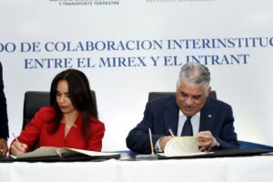 La directora ejecutiva del Intrant, Claudia Franchesca de los Santos y el canciller Miguel Vargas firman el convenio sobre licencias de conducir.
