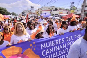 Mujeres y dirigentes del PRM en la Caminata por la Vida de este domingo