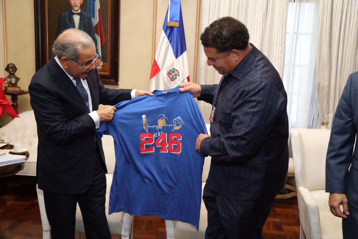 Presidente Medina recibe una camiseta por parte de Bartolo Colón