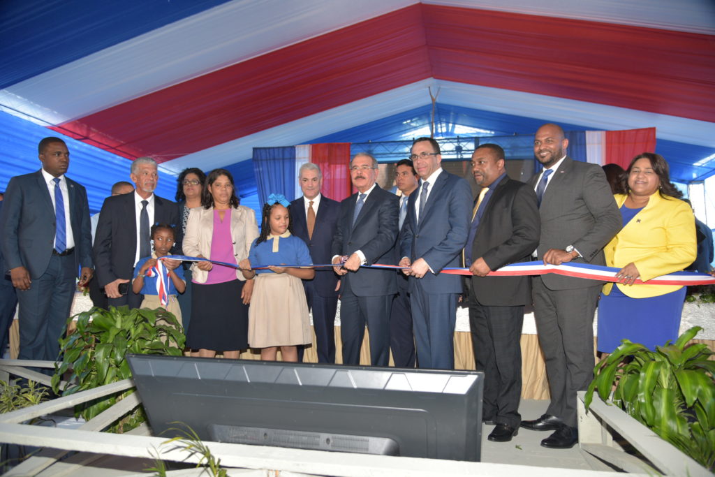 El presidente Danilo Medina corta la cinta y deja inaugurado el centro educativo San Felipe de Villa Mella
