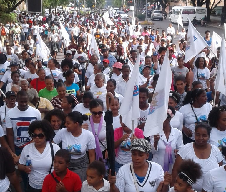 Cientos de personas caminaron este lunes por varias calles de distintos sectores del municipio cabecera San Cristóbal pidiendo la formación en valores cristianos